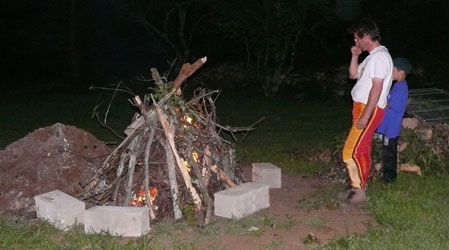 Un grand feu se prépare